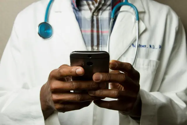 Soins attentifs d'un praticien de la clinique